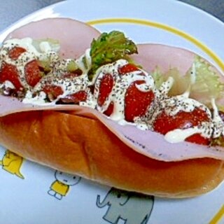 ホットドック用のパンで★ハムとプチトマトのサンド